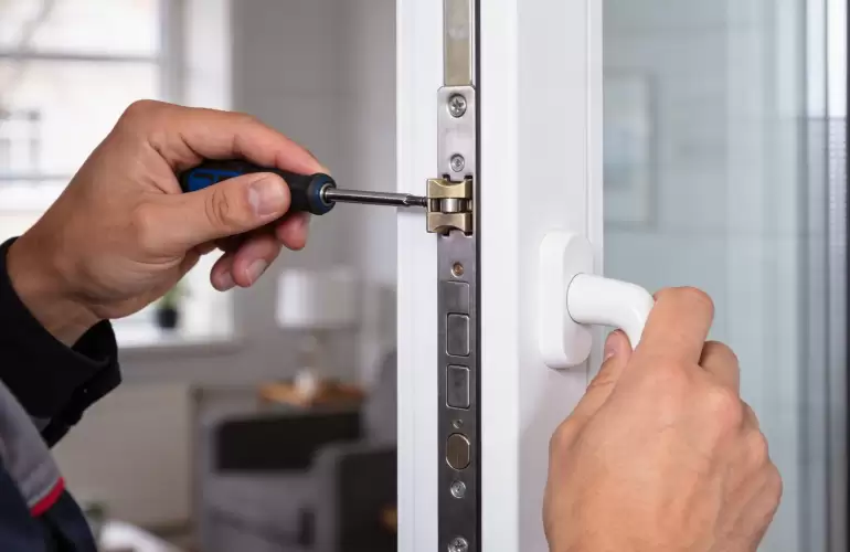 Ремонт замка пластикового окна