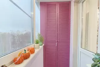 Установка мебели на балконе с рабочей зоной