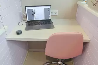 Установка мебели на балконе с рабочей зоной