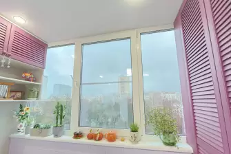 Установка мебели на балконе с рабочей зоной