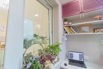 Установка мебели на балконе с рабочей зоной