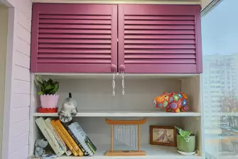 Установка мебели на балконе с рабочей зоной