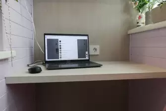 Установка мебели на балконе с рабочей зоной