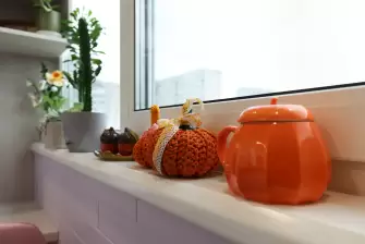 Установка мебели на балконе с рабочей зоной