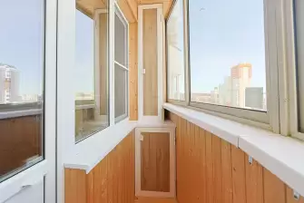 Отделка лоджии вагонкой с мебелью