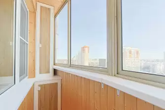 Отделка лоджии вагонкой с мебелью