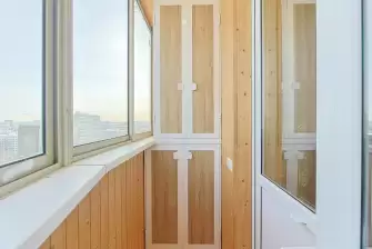 Отделка лоджии вагонкой с мебелью