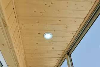 Отделка лоджии вагонкой с мебелью