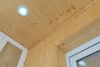 Отделка лоджии вагонкой с мебелью