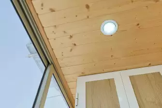 Отделка лоджии вагонкой с мебелью