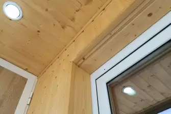 Отделка лоджии вагонкой с мебелью