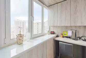 Отделка пола, стен и потолка  балкона разными материалами