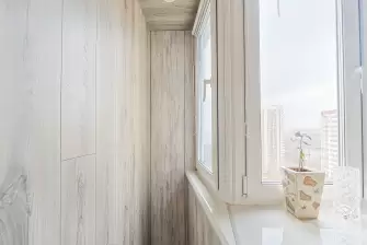 Отделка пола, стен и потолка  балкона разными материалами