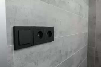 Отделка пола, стен и потолка  балкона разными материалами