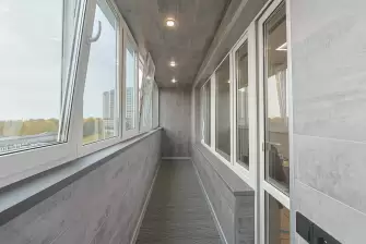 Отделка пола, стен и потолка  балкона разными материалами