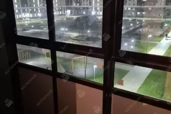 Панорамное остекление с тонировкой и отделка балкона