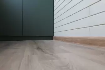 Панорамное остекление с тонировкой и отделка балкона