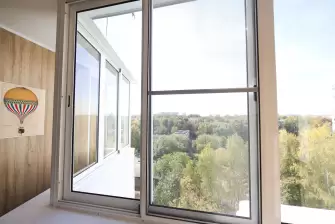 Панорамное остекление с тонировкой и отделка балкона