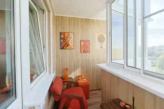 Панорамное остекление с тонировкой и отделка балкона