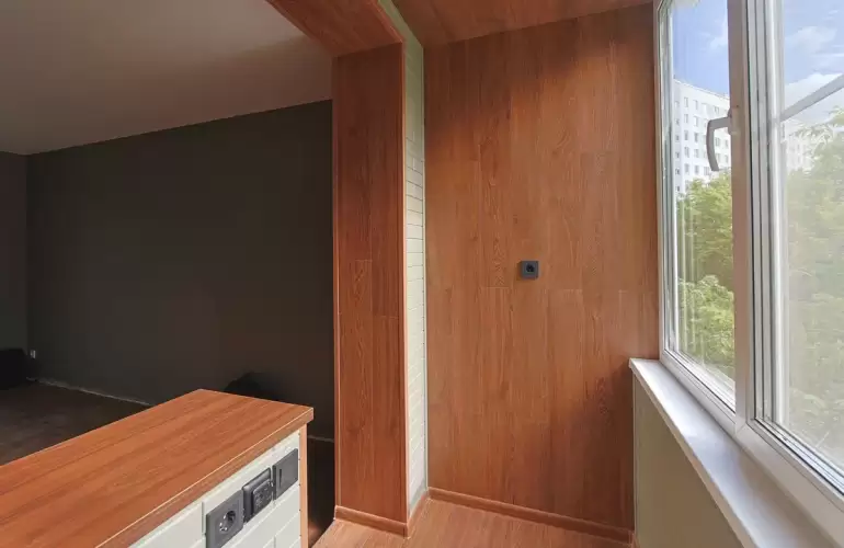 Объединение балкона с кухней и отделка стеновым паркетом