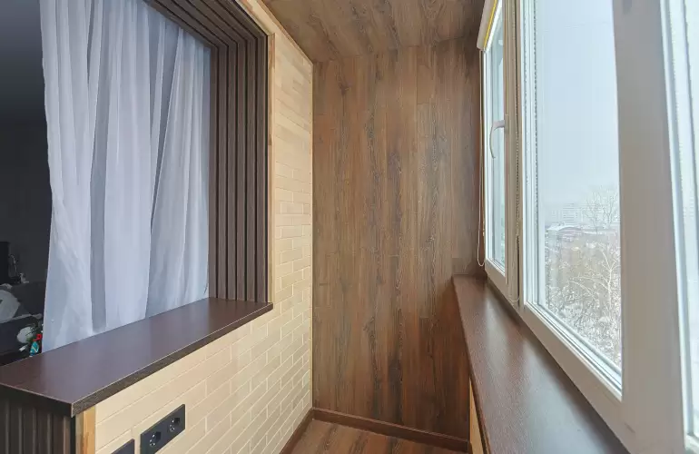 Отделка балкона ламинатом с объединением