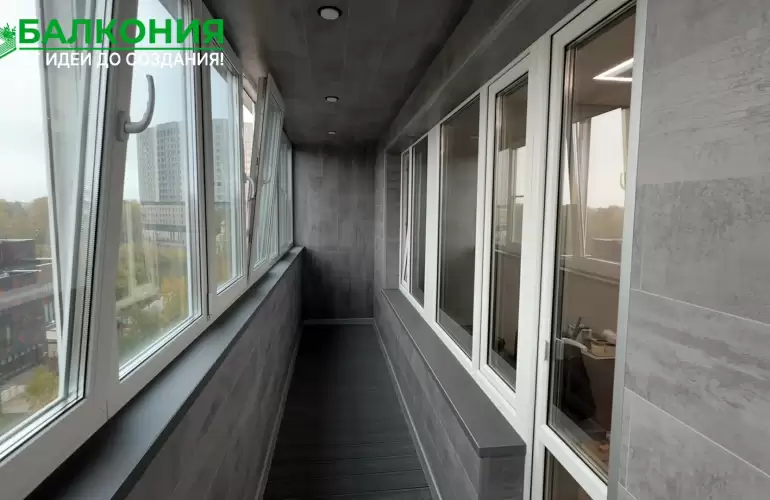 Отделка балкона ламинатом с террасной доской на полу