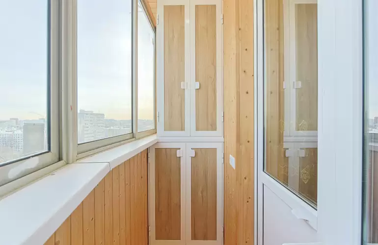 Отделка лоджии вагонкой с мебелью