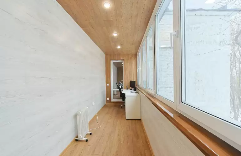 Балкон под ключ с тёплым остеклением и ламинатом